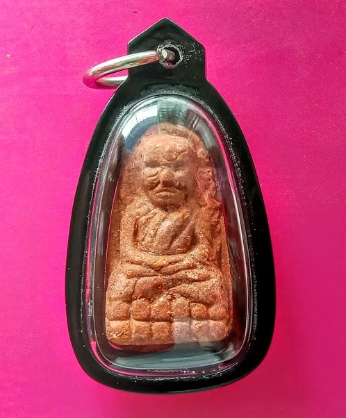 หลวงปู่ทวด วัดห้วยมงคล รุ่นมหามงคล ปี49 เนื้อว่านสบู่เลือด+เสน่ห์จันทร์แดง หลังข้าวสารหิน.เคาะเดียว.