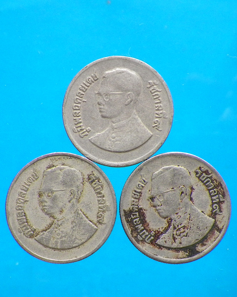 เหรียญหนึ่งบาท หลังวัดพระแก้ว ปี 2525 3 เหรียญ