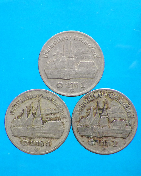 เหรียญหนึ่งบาท หลังวัดพระแก้ว ปี 2525 3 เหรียญ