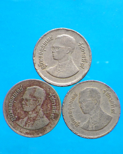 เหรียญหนึ่งบาท หลังวัดพระแก้ว ปี 2525 3 เหรียญ