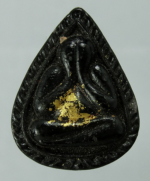 พระปิดตา พิมพ์หยดน้ำ ลงรักปิดทอง หลังแบบ วัดเครือวัลย์