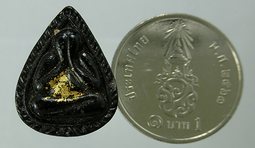 พระปิดตา พิมพ์หยดน้ำ ลงรักปิดทอง หลังแบบ วัดเครือวัลย์