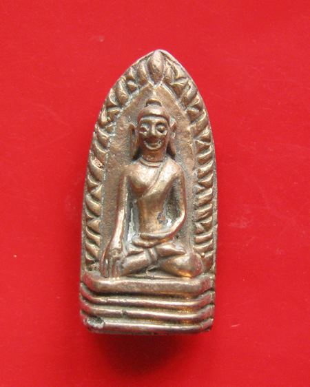พระรอด เนื้อนวะ หลวงพ่อเกษม เขมโก รุ่นชนะศึกชายแดน ปี 2528 .. ขนาด สูง 2.4 ซม. กว้าง 0.6 ซม.