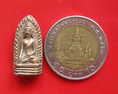 พระรอด เนื้อนวะ หลวงพ่อเกษม เขมโก รุ่นชนะศึกชายแดน ปี 2528 .. ขนาด สูง 2.4 ซม. กว้าง 0.6 ซม.
