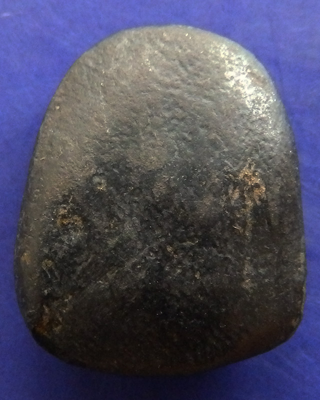 ปิดตาเนื้อผงจุ่มรัก ปิดทองเก่า พระบ้านเก่าเก็บหลายสิบปี สูง 1.9 ซ.ม.