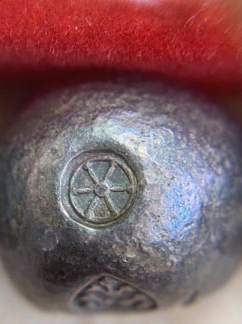 พดด้วงสมัยอยุธยา ตราพระซ่อมดอกไม้ หนัก1บาท สภาพสวยมาก