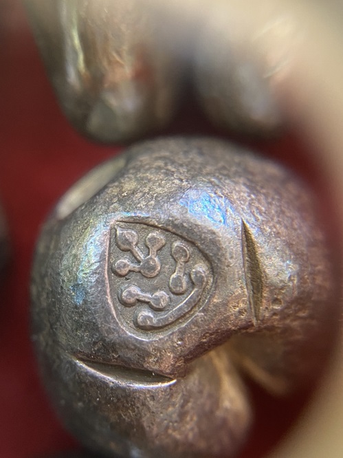 พดด้วงสมัยอยุธยา ตราพระซ่อมดอกไม้ หนัก1บาท สภาพสวยมาก