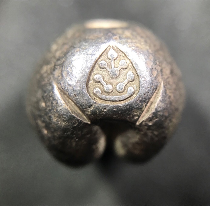 พดด้วงสมัยอยุธยา ตราพระซ่อมดอกไม้ หนัก1บาท สภาพสวยมาก