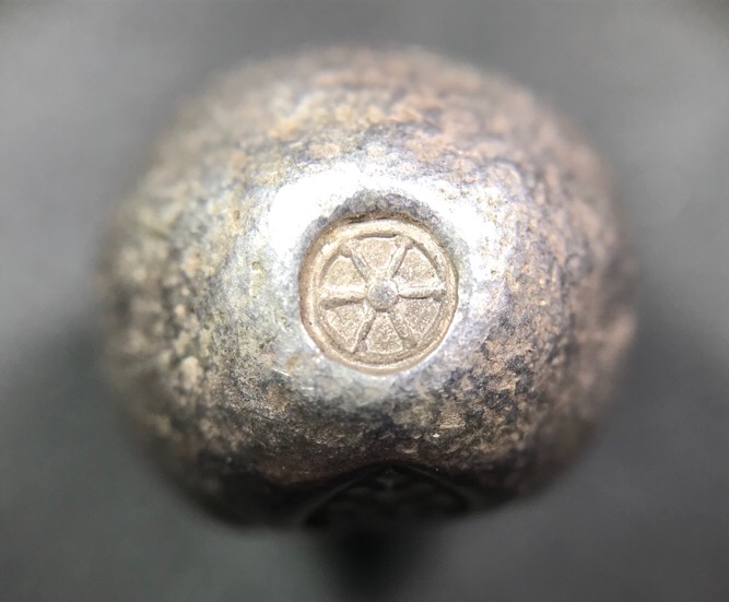 พดด้วงสมัยอยุธยา ตราพระซ่อมดอกไม้ หนัก1บาท สภาพสวยมาก