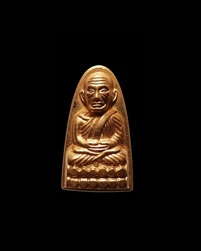 หลวงปู่ทวด รุ่นเสาร์ ๕ มหาสิทธิโชค หลวงปู่เขียว พิมพ์หลังหนังสือเล็ก เนื้อทองแดงกะไหล่ทอง เลข ๒๐๘๔
