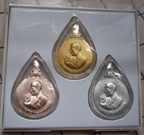 เหรียญพระมหาชนก พิมพ์ใหญ่ ชุดทองคำ นาค เงิน พร้อมหนังสือ