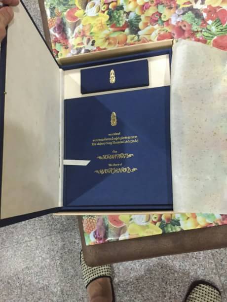 เหรียญพระมหาชนก พิมพ์ใหญ่ ชุดทองคำ นาค เงิน พร้อมหนังสือ