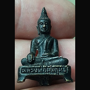 พระรูปหล่อหลวงพ่อสัมฤทธิ วัดเชิงหวาย