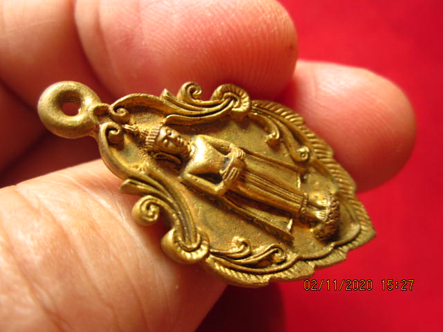 เหรียญหล่อหลวงพ่อบ้านแหลม พิมพ์นิยมรูปใบสาเก วัดเพชรสมุทร รุ่นพิเศษ ปี 2538 ตอกโค้ด