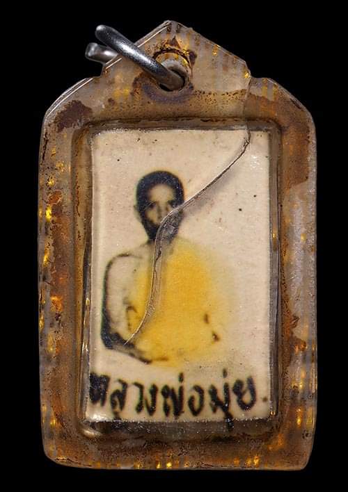 ถูกสุด สะดุดใจ...รูปหลังตะกรุดสามกษัตริย์หลวงพ่อมุ่ย วัดดอนไร่ จ.สุรรณบุรี สวยเดิม เลี่ยมเดิม