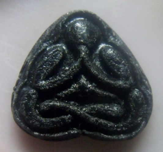 **วัดใจ**พระปิดตามหาลาภ เนื้อผงคลุกรัก หลังปิดทอง เก่าๆ ไม่ทราบที่**เนื้อจัด สวยๆ เชิญชมครับ