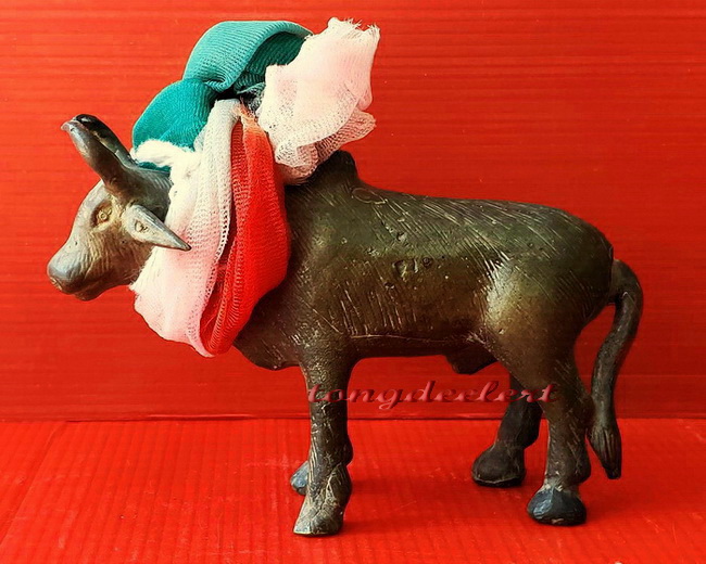 วัวธนูหล่อบูชาขนาดใหญ่ หลวงพ่อพุฒ วัดกลางบางพระ จ.นครปฐม รุ่นเก่า หายากมากค่ะ