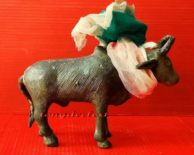 วัวธนูหล่อบูชาขนาดใหญ่ หลวงพ่อพุฒ วัดกลางบางพระ จ.นครปฐม รุ่นเก่า หายากมากค่ะ