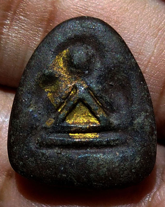 ปิดตาหลังแบบ เนื้อผงคลุกรักปิดทองในพิมพ์ ยุคต้น วัดเครือวัลย์ จ.ชลบุรี สูง 2.2 ซ.ม.