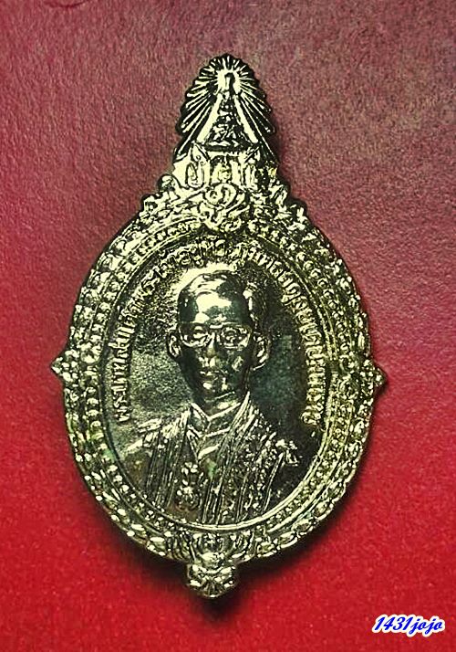 เหรียญเข็มกลัดหน้าหนุ่ม ในหลวง ร.9 ฉลอง 5 ธันวามหาราช ปี35 เนื้อกะไหล่ทอง