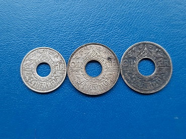 เหรียญเงิน 5,10 สตางค์ ร.8 ปี 2484 ลายกนก-แข้งสิงห์ ดอกพิกุล รวม 3 เหรียญ