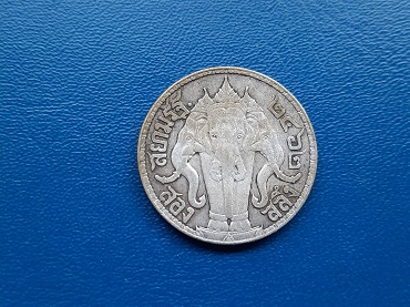 เหรียญ สองสลึงจุด ร.6 ปี 2462. เนื้อเงิน ตัวติด หายาก น้ำหนัก 7.6 กรัม ผิวเดิม สวย เห็นหู-ตา ช้างชัด