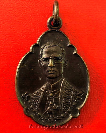 เหรียญในหลวงรัชกาลที่ 9 ครบ 4 รอบ ปี 2518 คณะสงฆ์สร้างถวาย สวยมากค่ะ