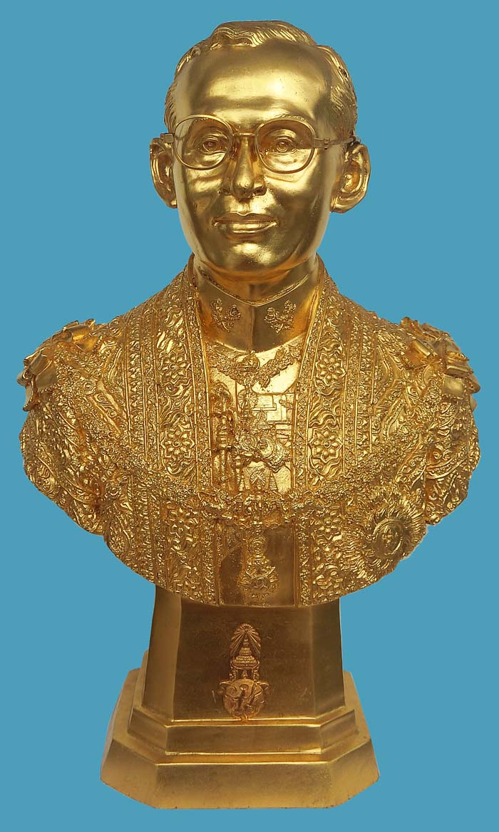 พระบรมรูปในหลวงรัชกาลที่ 9 เฉลิมพระชนมพรรษา 6 รอบ 5 ธันวาคม 2542 สำนักนายกรัฐมนตรีสร้าง