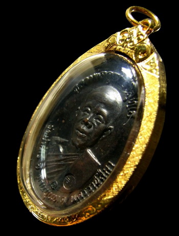 เหรียญหลวงพ่อคูณปี 17 บล็อคสายฝน เลี่ยมทองคำ สภาพผิวรุ้งหายาก