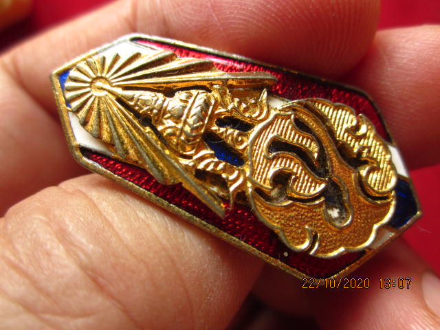 เข็มกลัด ภปร.ลงยาสีธงชาติ ที่ระลึกเสด็จถวายผ้าพระกฐินวัดชุมพลนิกายาราม บางปะอิน อยุธยา ปี 2520