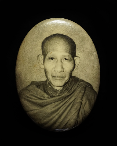 ล็อกเก็ตอมตะ รุ่นแรก หลวงพ่อเกษม เขมโก รุ่นมงคลเกษม81 หลังเนื้อทองแดง ปี 2535 บรรจุมวรสาร 9 มงคล เขย
