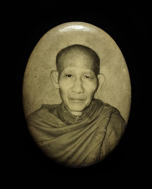 ล็อกเก็ตอมตะ รุ่นแรก หลวงพ่อเกษม เขมโก รุ่นมงคลเกษม81 หลังเนื้อทองแดง ปี 2535 บรรจุมวรสาร 9 มงคล เขย