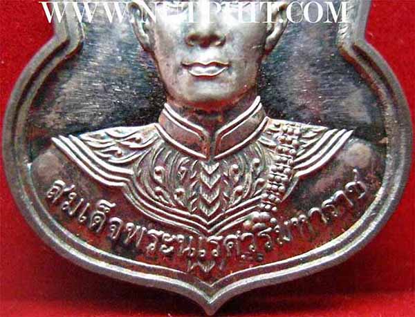 เหรียญพระนเรศวร รุ่นสู้ เนื้อเงินแท้ผิวสวยจนขึ้นรุ้ง+บัตรรับรองพระแท้*194