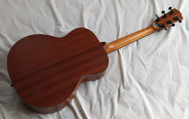 กีต้าร์โปร่ง Amari สวยมาก ล็อตเก่า เสียงดีมาก วัสดุดีกว่าล็อตใหม่ ไม้มะฮอกกานี Africa sapele ใช้น้อย