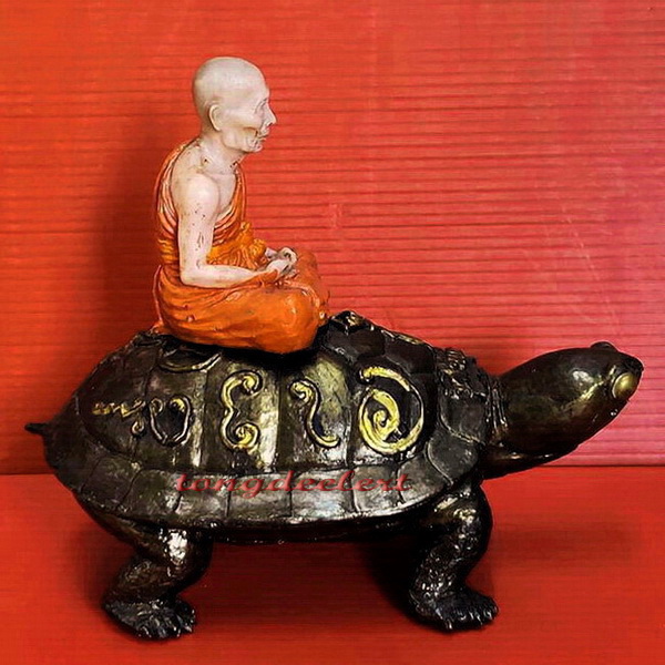 รูปเหมือนบูชาหลวงปู่หลิวนั่งเต่า วัดไร่แตงทอง เนื้อเรซิ่น หายาก สวยมากค่ะ