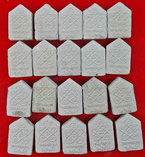 พระขุนแผนพรายกุมารพิมพ์เล็ก หลวงพ่อคูณ เนื้อผงแตกลายงา รุ่นเมตตามหานิยม ๙๑ ปี ปลุกเสก 6 กันยายน 2557