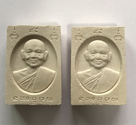 ((เคาะเดียวแดง)) สมเด็จหลังรูปเหมือหลวงพ่อแพ วัดพิกุลทอง จ.สิงห์บุรี  2 องค์