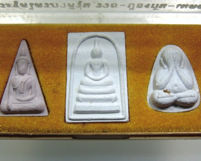 พระชุดไตรภาคี รุ่น รวย ป้องกัน เมตตา (ผงมวลสารผนังอุโบสถเก่า มหาอุต ๑๐๐ ปี วัดบ้านโง้ง