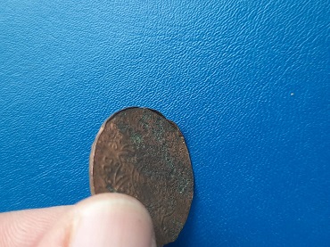 เหรียญตลก ซีก ทองแดง ร.4 แบบบาง เอียงซ้าย+ขอบเนื้อเกิน เดิมๆ