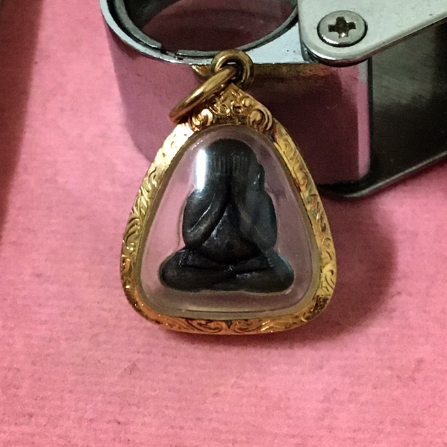 หลวงพ่อสาคร ปิดตาสาริกา ปี37 เนื้อทองแดงรมดำ เลี่ยมทองพร้อมใช้