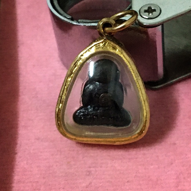 หลวงพ่อสาคร ปิดตาสาริกา ปี37 เนื้อทองแดงรมดำ เลี่ยมทองพร้อมใช้