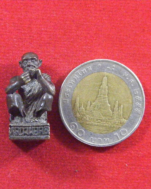  รูปหล่อ เอกลักษณ์ นั่งยอง หลวงพ่อคูณ ปริสุทโธ วัดบ้านไร่