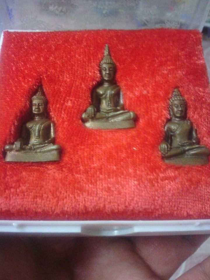 เคาะเดียว 1 ชุด 3 องค์ พิธีใหญ่ หลวงพ่อคูณปลุกเสก เนื้อนวะ พร้อมกล่องเดิมครับ 