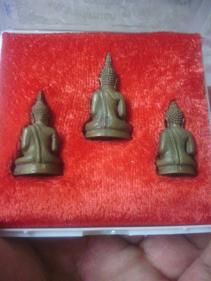 เคาะเดียว 1 ชุด 3 องค์ พิธีใหญ่ หลวงพ่อคูณปลุกเสก เนื้อนวะ พร้อมกล่องเดิมครับ 