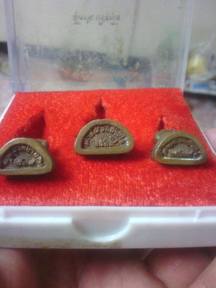 เคาะเดียว 1 ชุด 3 องค์ พิธีใหญ่ หลวงพ่อคูณปลุกเสก เนื้อนวะ พร้อมกล่องเดิมครับ 