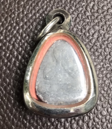 ((เคาะเดียวแดง)) พระผงปิดตา หลังยันต์ ไม่ทราบที่ พร้อมกรอบ