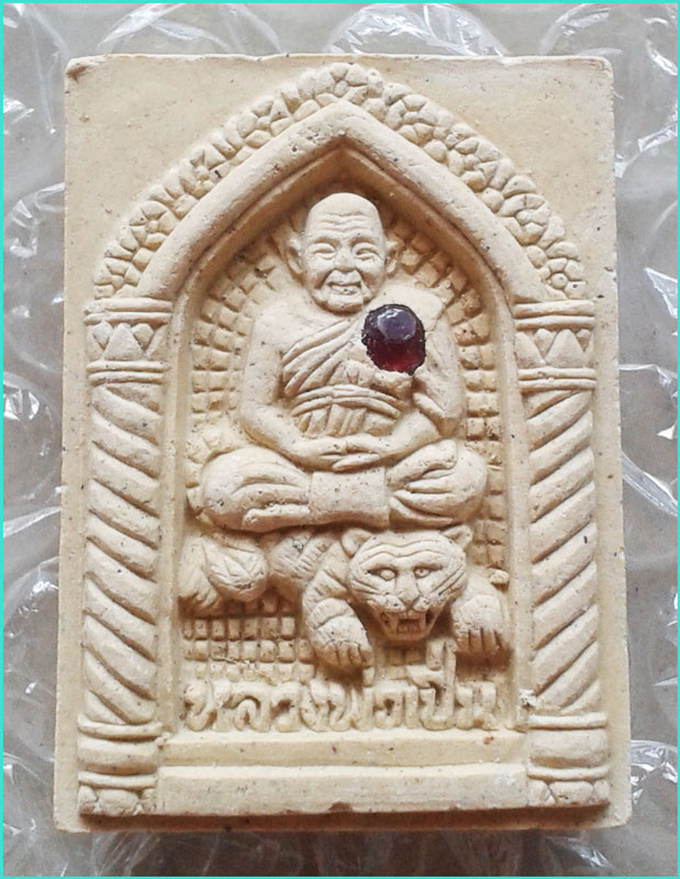..ลพ.เปิ่น วัดบางพระ พระผงรูปเหมือน นั่งเสือ เนื้อผงเก่าๆ หลังยันต์ รุ่น อาเสี่ย ปี 36 ฝังพลอย..