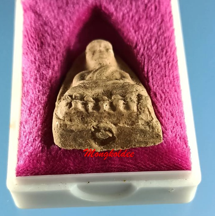 หลวงปู่ทวด รุ่นปาฏิหาริย์ ปี49 พระอาจารย์ไพโรจน์ วัดห้วยมงคล พิมพ์ใหญ่ เนื้อว่านเสน่ห์จันทร์แดง No.5