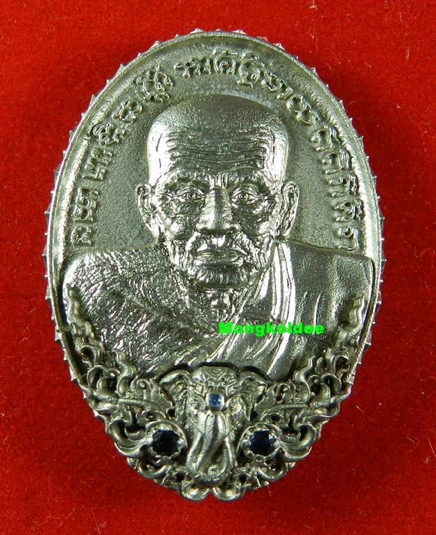  เหรียญหล่อหลวงปู่ทวด หลังยันต์จตุพุทธา รุ่นปาฎิหาริย์สองโพธิสัตว์ เนื้อไวท์บราส ฝังไพลิน #139