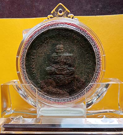 หลวงปู่ทวด หลังจตุคามรามเทพ ปี 2549 รุ่นปาฏิหาริย์ วัดห้วยมงคล เนื้อผงตะเคียน เลี่ยมพร้อมฐานตั้งหน้า